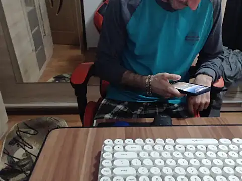 Snapshot of uncutguy01 chatting on October 13, 2025, 4:36 am uncutguy01 online show from October 13, 2025, 4:36 am