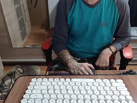 Snapshot of uncutguy01 chatting on October 14, 2025, 4:46 am uncutguy01 online show from October 14, 2025, 4:46 am