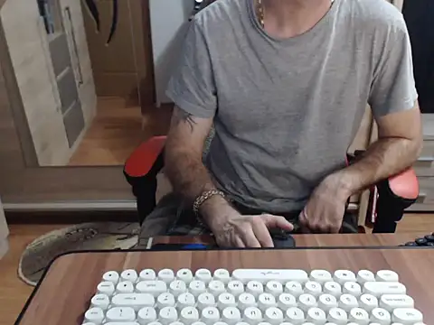 Snapshot of uncutguy01 chatting on October 31, 2025, 4:53 am uncutguy01 online show from October 31, 2025, 4:53 am