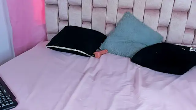 Snapshot of Emma_Evelyn chatting on September 18, 2025, 8:23 pm Emma Evelyn online show from September 18, 2025, 8:23 pm