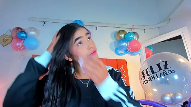 Snapshot of valen_rose0 chatting on October 22, 2025, 12:04 pm valen rose0 online show from October 22, 2025, 12:04 pm