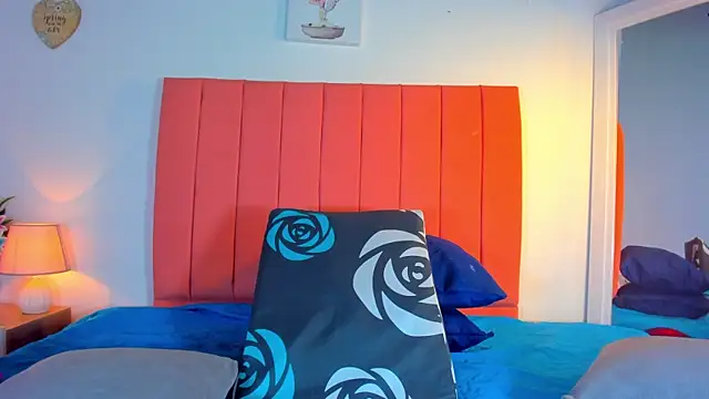 Snapshot of valen_rose0 chatting on October 1, 2025, 12:09 pm valen rose0 online show from October 1, 2025, 12:09 pm