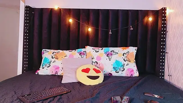 littleebluee online show from November 28, 2025, 3:07 am