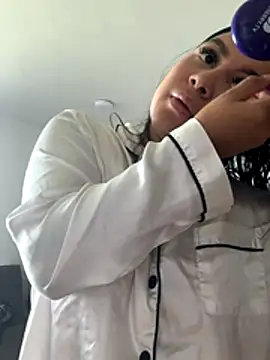 Pretty Isadora online show from December 15, 2025, 4:35 pm