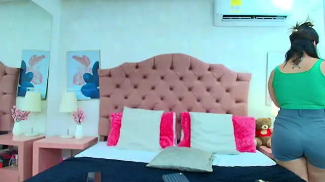 Snapshot of ThyaraJhons chatting on February 28, 2026, 11:54 am ThyaraJhons online show from February 28, 2026, 11:54 am