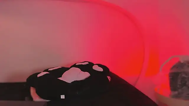 Snapshot of katiepeach_ chatting on October 29, 2025, 12:04 pm katiepeach  online show from October 29, 2025, 12:04 pm