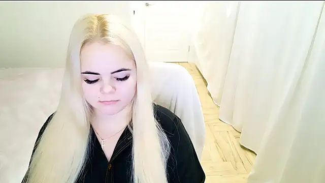 lovely-eyes online show from January 19, 2025, 1:10 am