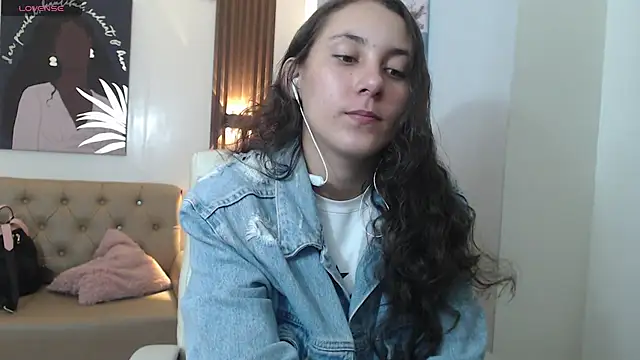 xlunna online show from September 23, 2025, 7:32 pm