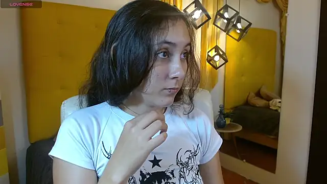 xlunna online show from November 28, 2025, 7:03 pm