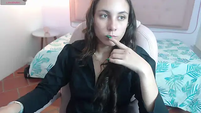 xlunna online show from February 12, 2025, 7:56 pm