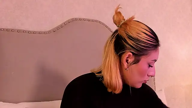 Snapshot of Emily_robertss chatting on September 29, 2025, 3:02 am Emily robertss online show from September 29, 2025, 3:02 am