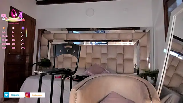 Dapnne  online show from October 10, 2025, 12:50 pm