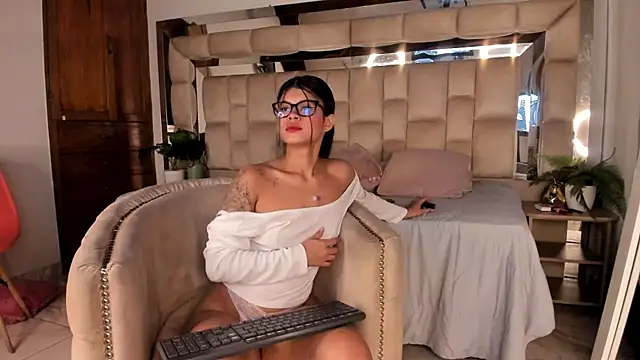 Dapnne  online show from October 8, 2025, 1:01 pm