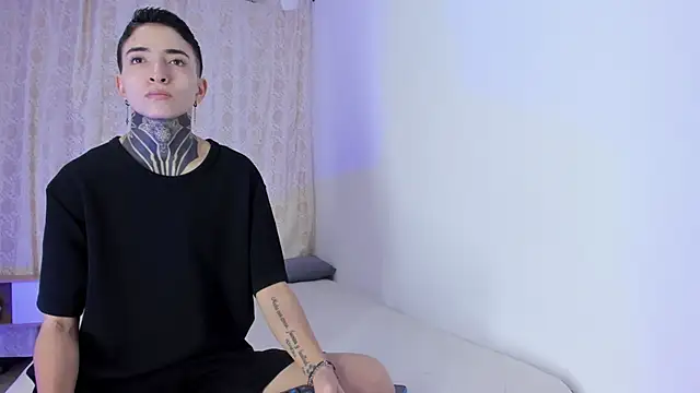 Tinny and Candy online show from November 17, 2025, 11:58 am