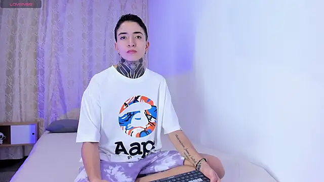 Tinny and Candy online show from November 18, 2025, 12:08 pm