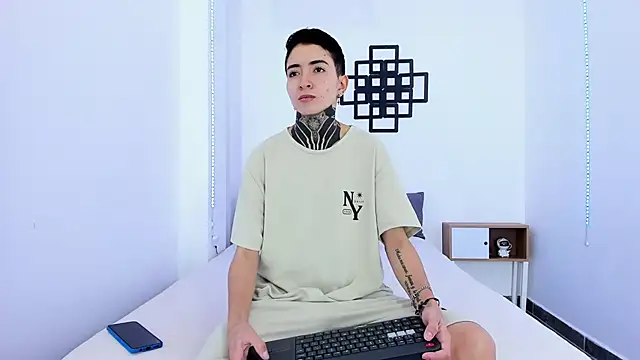 Tinny and Candy online show from September 26, 2025, 1:18 pm