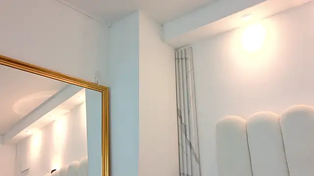 Juliabadlee online show from February 8, 2026, 11:35 pm