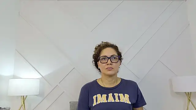 Juliabadlee online show from May 25, 2026, 12:10 am