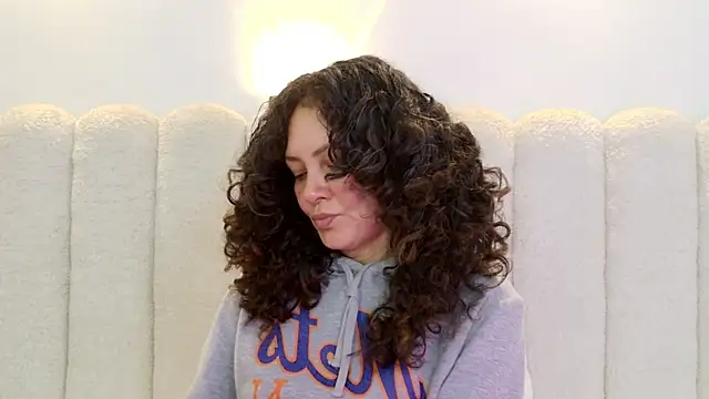 Juliabadlee online show from April 17, 2026, 12:02 am