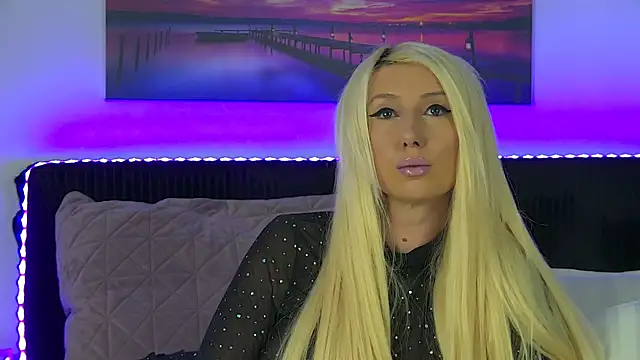 EmaCourtis online show from January 13, 2026, 10:08 am