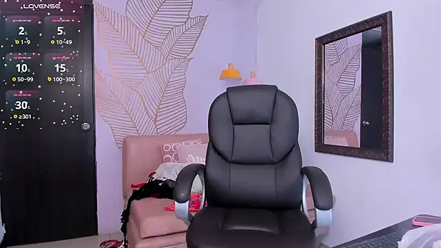 Snapshot of BarbaraKnox_ chatting on March 7, 2025, 12:15 am BarbaraKnox  online show from March 7, 2025, 12:15 am