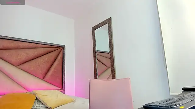 Snapshot of BarbaraKnox_ chatting on October 20, 2025, 12:02 am BarbaraKnox  online show from October 20, 2025, 12:02 am