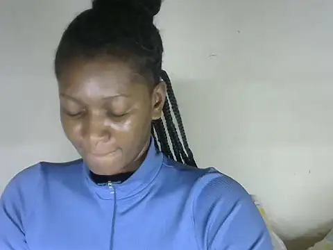 Pretty-emmie online show from November 3, 2025, 7:46 am