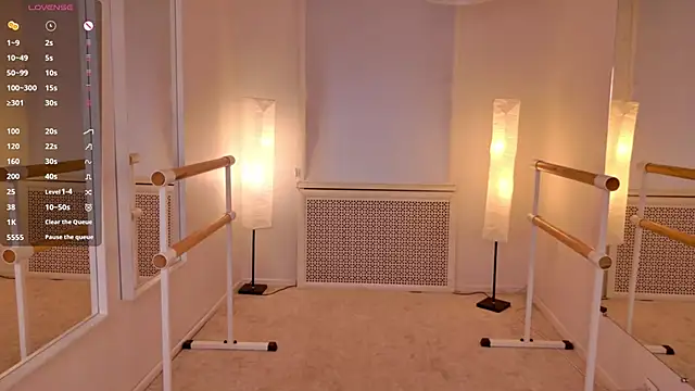 Snapshot of EmiliaDreams chatting on October 6, 2025, 3:02 pm EmiliaDreams online show from October 6, 2025, 3:02 pm