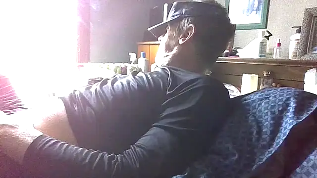 Snapshot of Bigloggz chatting on April 30, 2026, 7:43 pm Bigloggz online show from April 30, 2026, 7:43 pm
