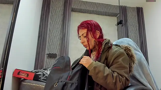 selene red  online show from September 21, 2025, 4:34 pm