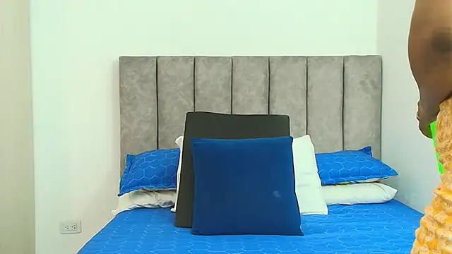 karina lewis  online show from October 8, 2025, 3:52 am