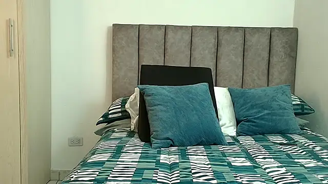 karina lewis  online show from February 17, 2026, 4:43 am