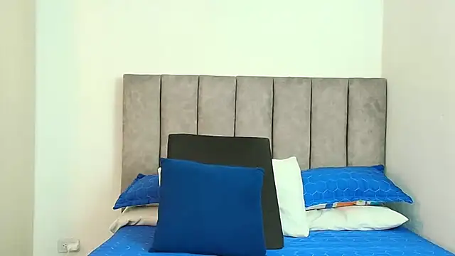 karina lewis  online show from September 23, 2025, 4:08 am