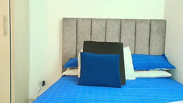 karina lewis  online show from September 29, 2025, 4:08 am