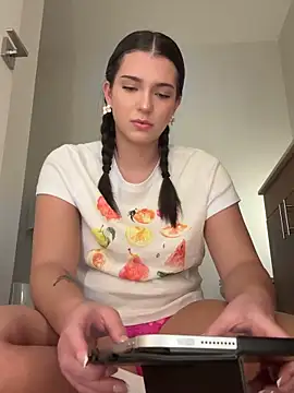 18petitewhitegirl online show from June 30, 2026, 11:05 pm