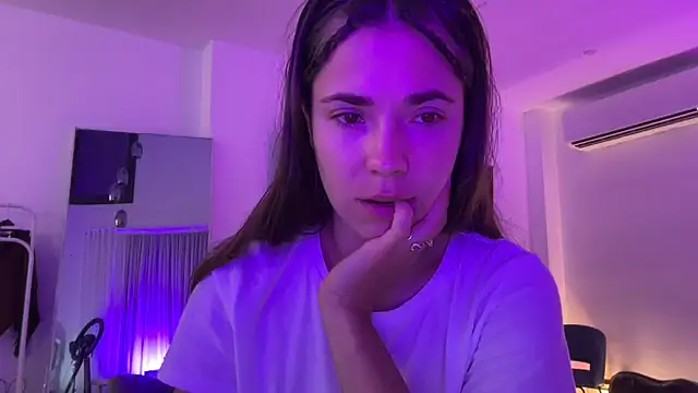 Snapshot of Mika_Miller chatting on September 18, 2025, 5:43 am Mika Miller online show from September 18, 2025, 5:43 am