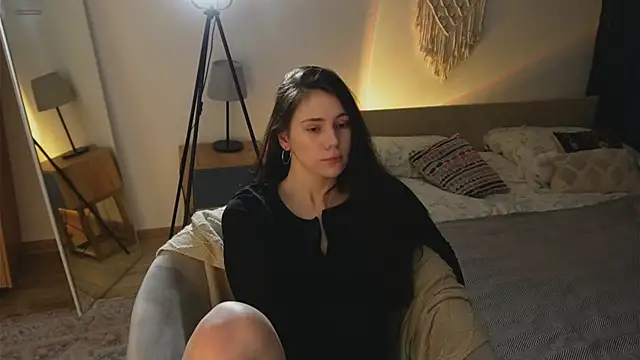 jennetdoll online show from October 21, 2025, 1:32 pm