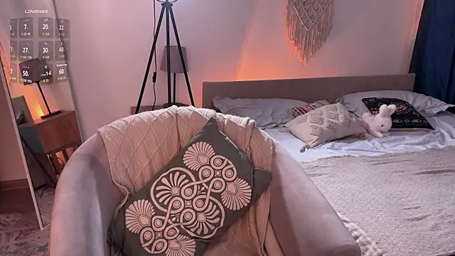 jennetdoll online show from September 28, 2025, 11:50 am