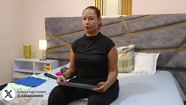 Julia Gomes online show from March 2, 2025, 7:30 pm