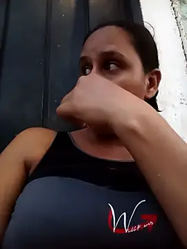 Snapshot of Andreita_95 chatting on November 22, 2025, 10:41 pm Andreita 95 online show from November 22, 2025, 10:41 pm