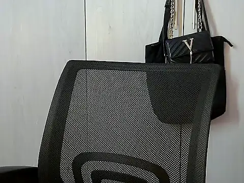 Snapshot of Destiny_Desire chatting on October 6, 2025, 2:02 am Destiny Desire online show from October 6, 2025, 2:02 am