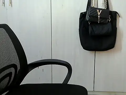 Snapshot of Destiny_Desire chatting on October 9, 2025, 6:30 pm Destiny Desire online show from October 9, 2025, 6:30 pm