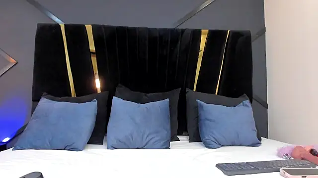 Snapshot of emily_mooon chatting on October 11, 2025, 2:45 am emily mooon online show from October 11, 2025, 2:45 am