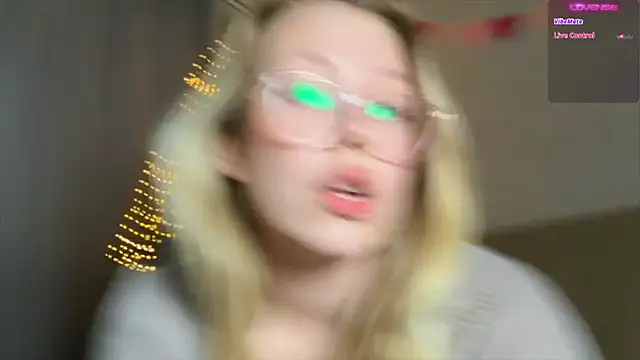 HoneyAudrey online show from December 18, 2024, 3:37 am