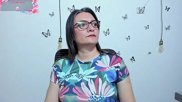 Amie Adams82  online show from December 19, 2025, 4:20 pm