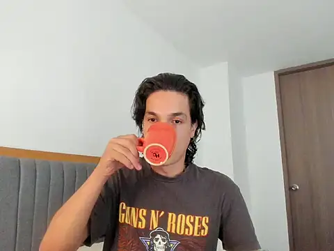 uglycoyote18 online show from April 25, 2026, 8:28 pm