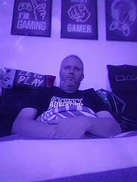 Snapshot of ShyBoy1982 chatting on October 18, 2025, 9:17 pm ShyBoy1982 online show from October 18, 2025, 9:17 pm