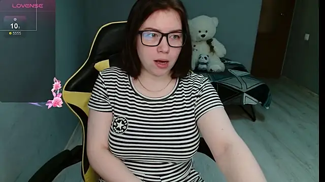 Snapshot of Emily_Amorre chatting on October 6, 2025, 1:18 am Emily Amorre online show from October 6, 2025, 1:18 am