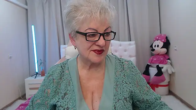 Snapshot of KayleSmoll chatting on May 6, 2026, 6:34 pm KayleSmoll online show from May 6, 2026, 6:34 pm