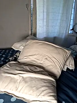 Kloemoretti online show from October 3, 2025, 3:46 pm